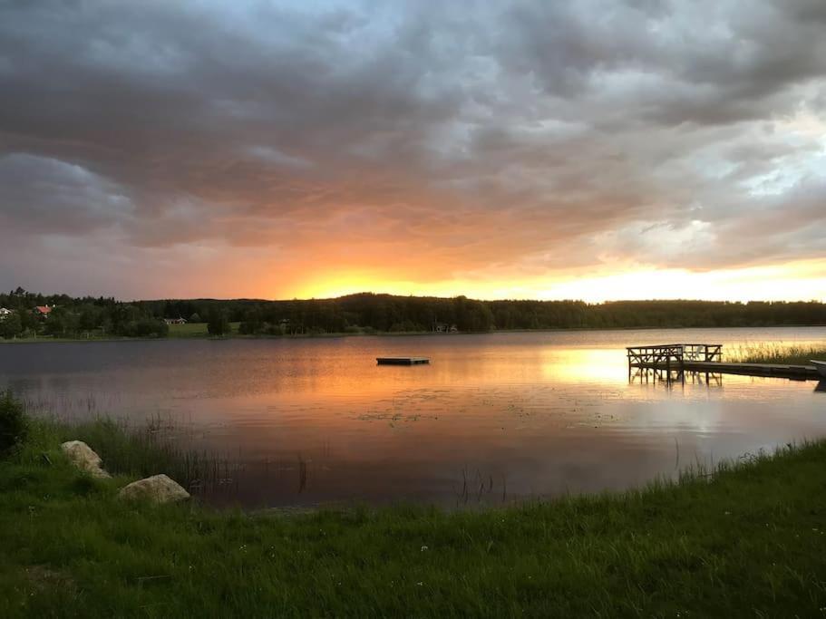 Mysig Stuga Med Sjoetomt, Naera Jaervsoebacken Exterior foto